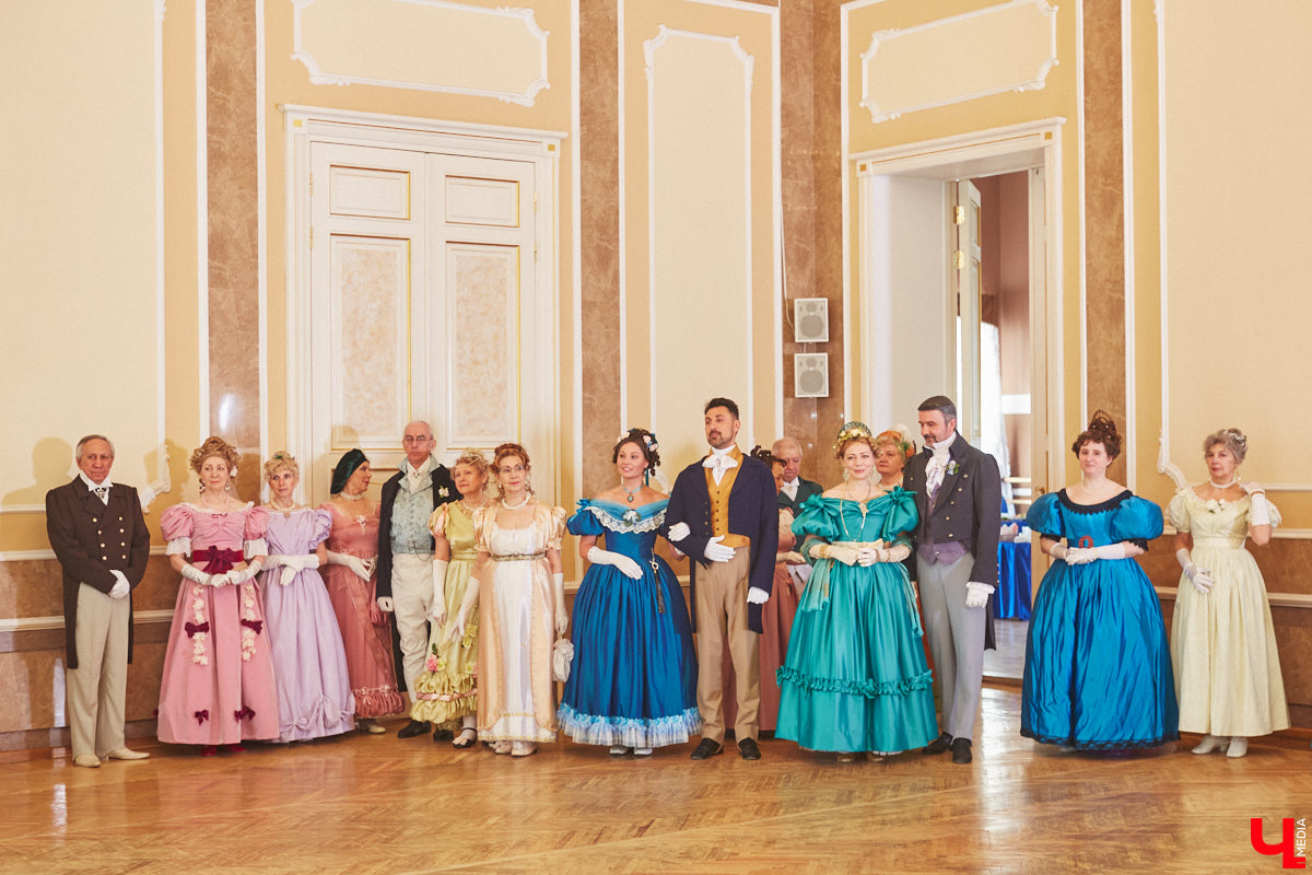 Недавний опрос показал, что многие россияне не прочь сесть в машину времени. Направления самые разные, и одно из самых популярных – 19 век. А ведь стать частью другой эпохи можно без применения технологий будущего. Достаточно заняться реконструкцией. Например, в минувший выходной был воссоздан бал, проходивший во Владимирской губернии около 200 лет назад. Подробности элитного собрания в фоторепортаже «Ключ-Медиа»!