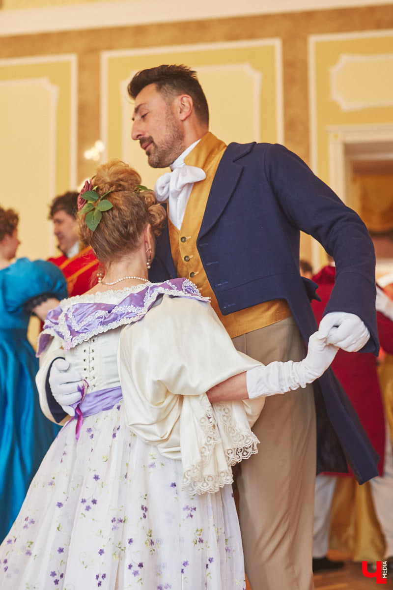 Недавний опрос показал, что многие россияне не прочь сесть в машину времени. Направления самые разные, и одно из самых популярных – 19 век. А ведь стать частью другой эпохи можно без применения технологий будущего. Достаточно заняться реконструкцией. Например, в минувший выходной был воссоздан бал, проходивший во Владимирской губернии около 200 лет назад. Подробности элитного собрания в фоторепортаже «Ключ-Медиа»!