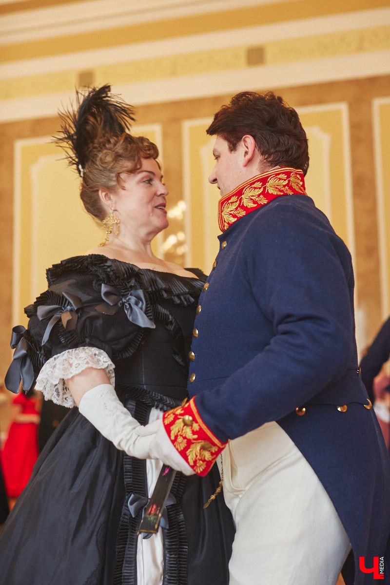 Недавний опрос показал, что многие россияне не прочь сесть в машину времени. Направления самые разные, и одно из самых популярных – 19 век. А ведь стать частью другой эпохи можно без применения технологий будущего. Достаточно заняться реконструкцией. Например, в минувший выходной был воссоздан бал, проходивший во Владимирской губернии около 200 лет назад. Подробности элитного собрания в фоторепортаже «Ключ-Медиа»!