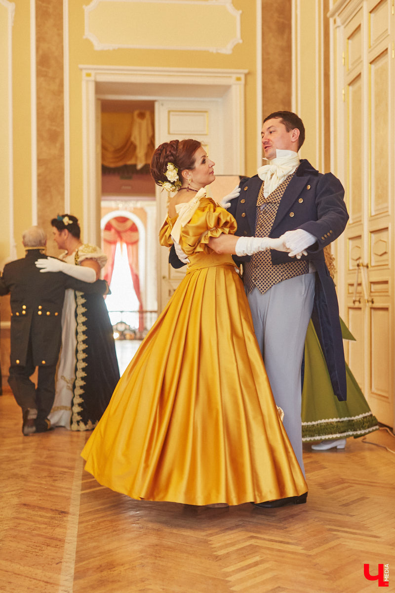 Недавний опрос показал, что многие россияне не прочь сесть в машину времени. Направления самые разные, и одно из самых популярных – 19 век. А ведь стать частью другой эпохи можно без применения технологий будущего. Достаточно заняться реконструкцией. Например, в минувший выходной был воссоздан бал, проходивший во Владимирской губернии около 200 лет назад. Подробности элитного собрания в фоторепортаже «Ключ-Медиа»!