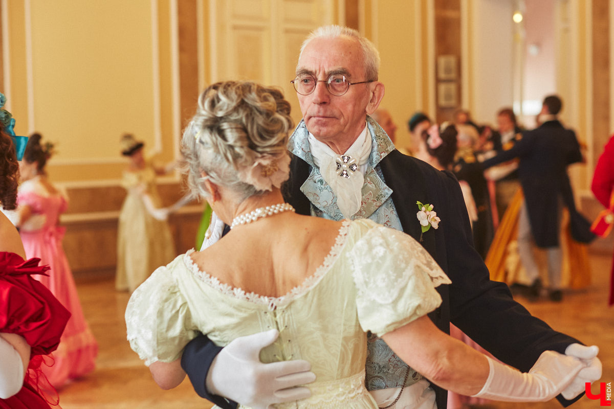 Недавний опрос показал, что многие россияне не прочь сесть в машину времени. Направления самые разные, и одно из самых популярных – 19 век. А ведь стать частью другой эпохи можно без применения технологий будущего. Достаточно заняться реконструкцией. Например, в минувший выходной был воссоздан бал, проходивший во Владимирской губернии около 200 лет назад. Подробности элитного собрания в фоторепортаже «Ключ-Медиа»!