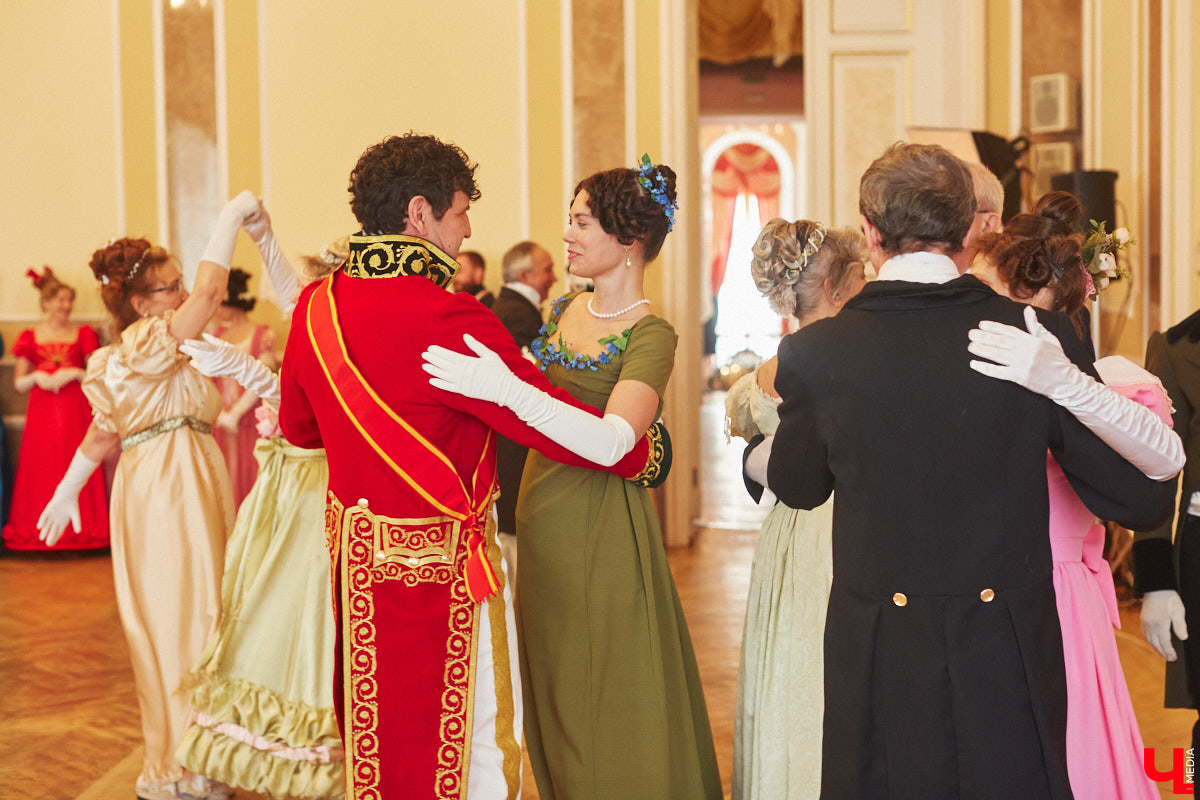 Недавний опрос показал, что многие россияне не прочь сесть в машину времени. Направления самые разные, и одно из самых популярных – 19 век. А ведь стать частью другой эпохи можно без применения технологий будущего. Достаточно заняться реконструкцией. Например, в минувший выходной был воссоздан бал, проходивший во Владимирской губернии около 200 лет назад. Подробности элитного собрания в фоторепортаже «Ключ-Медиа»!