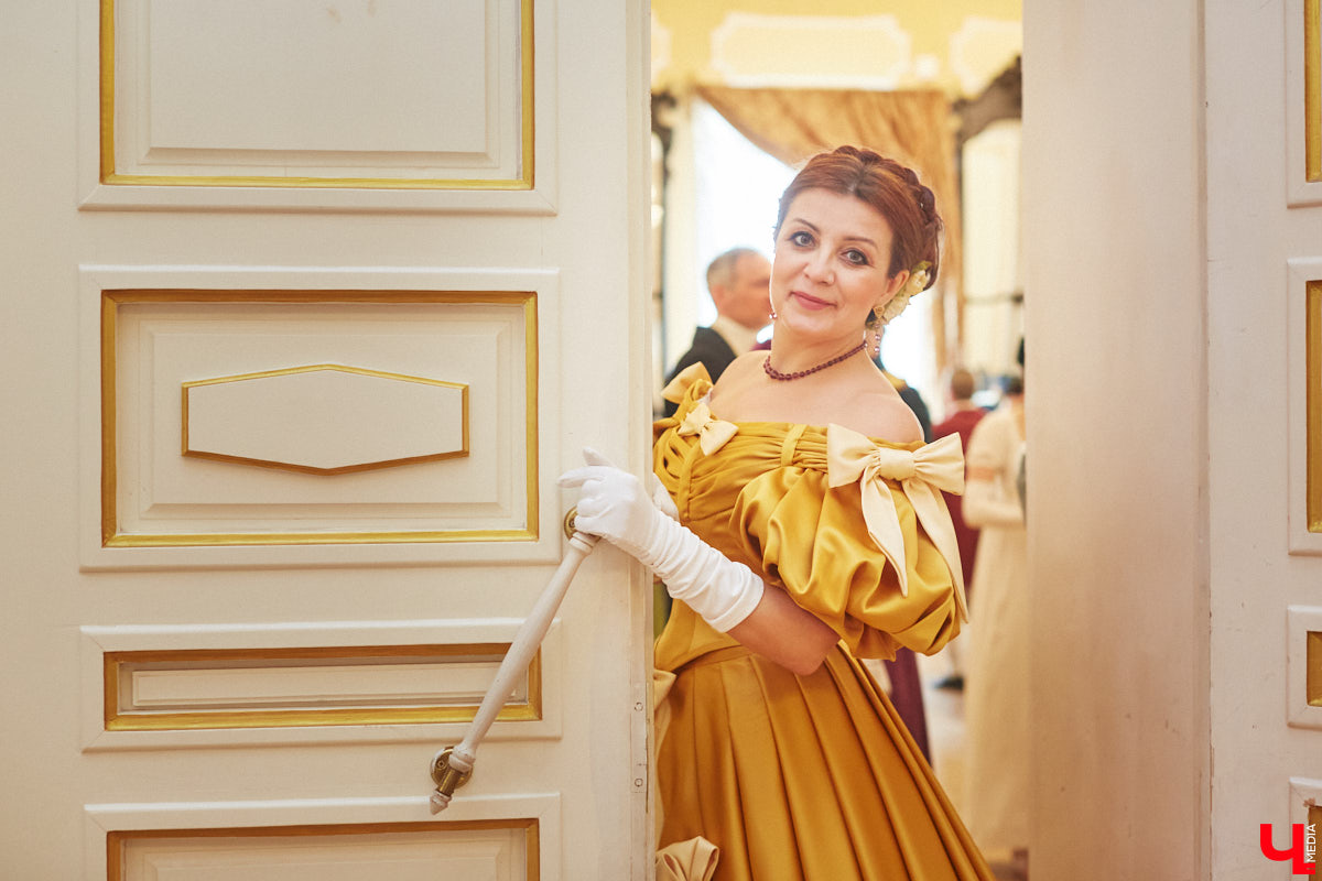 Недавний опрос показал, что многие россияне не прочь сесть в машину времени. Направления самые разные, и одно из самых популярных – 19 век. А ведь стать частью другой эпохи можно без применения технологий будущего. Достаточно заняться реконструкцией. Например, в минувший выходной был воссоздан бал, проходивший во Владимирской губернии около 200 лет назад. Подробности элитного собрания в фоторепортаже «Ключ-Медиа»!