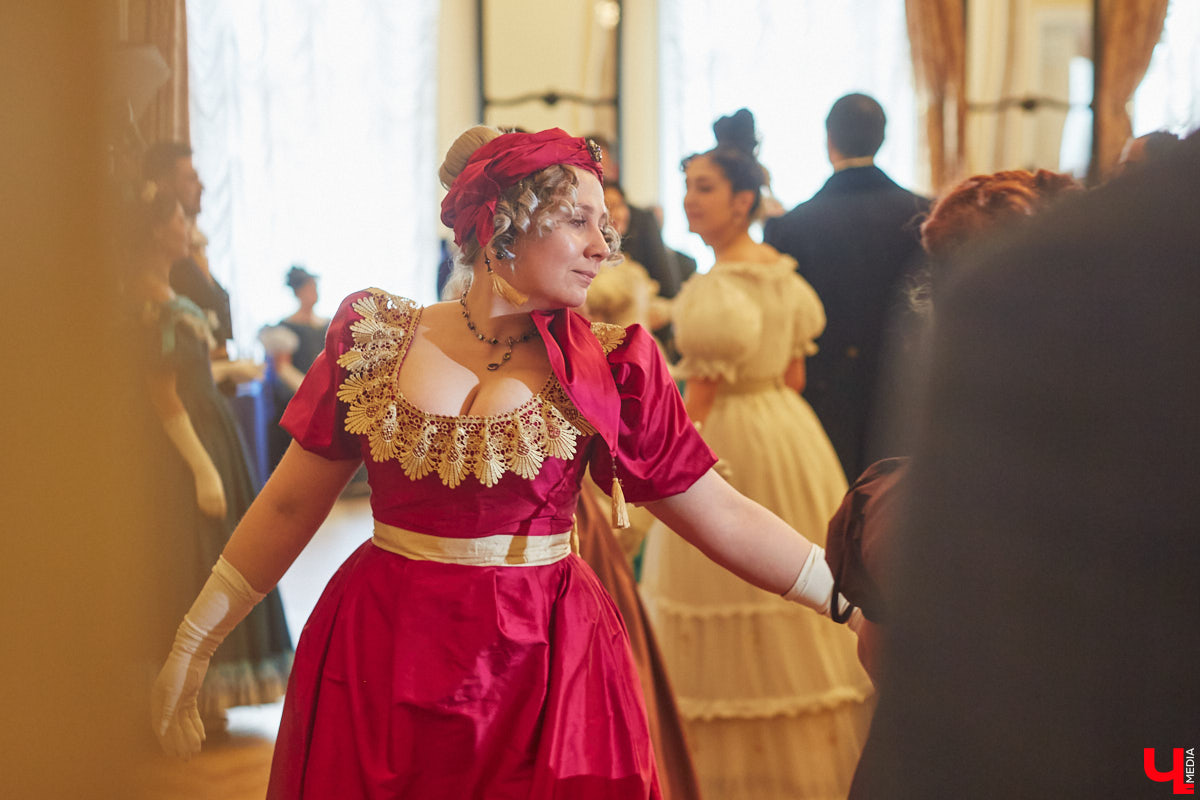 Недавний опрос показал, что многие россияне не прочь сесть в машину времени. Направления самые разные, и одно из самых популярных – 19 век. А ведь стать частью другой эпохи можно без применения технологий будущего. Достаточно заняться реконструкцией. Например, в минувший выходной был воссоздан бал, проходивший во Владимирской губернии около 200 лет назад. Подробности элитного собрания в фоторепортаже «Ключ-Медиа»!