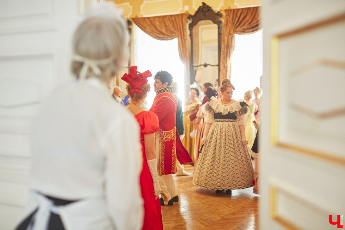 Недавний опрос показал, что многие россияне не прочь сесть в машину времени. Направления самые разные, и одно из самых популярных – 19 век. А ведь стать частью другой эпохи можно без применения технологий будущего. Достаточно заняться реконструкцией. Например, в минувший выходной был воссоздан бал, проходивший во Владимирской губернии около 200 лет назад. Подробности элитного собрания в фоторепортаже «Ключ-Медиа»!