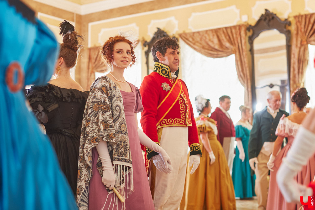 Недавний опрос показал, что многие россияне не прочь сесть в машину времени. Направления самые разные, и одно из самых популярных – 19 век. А ведь стать частью другой эпохи можно без применения технологий будущего. Достаточно заняться реконструкцией. Например, в минувший выходной был воссоздан бал, проходивший во Владимирской губернии около 200 лет назад. Подробности элитного собрания в фоторепортаже «Ключ-Медиа»!