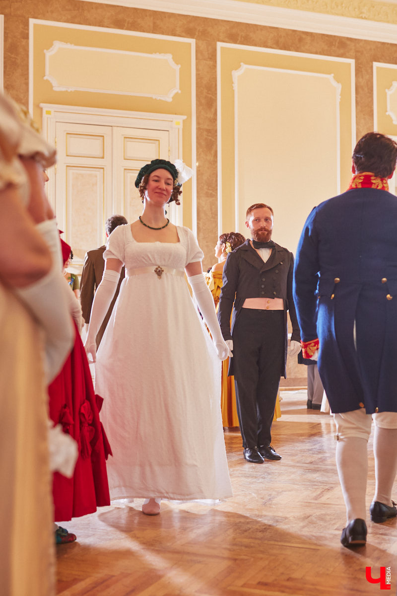 Недавний опрос показал, что многие россияне не прочь сесть в машину времени. Направления самые разные, и одно из самых популярных – 19 век. А ведь стать частью другой эпохи можно без применения технологий будущего. Достаточно заняться реконструкцией. Например, в минувший выходной был воссоздан бал, проходивший во Владимирской губернии около 200 лет назад. Подробности элитного собрания в фоторепортаже «Ключ-Медиа»!