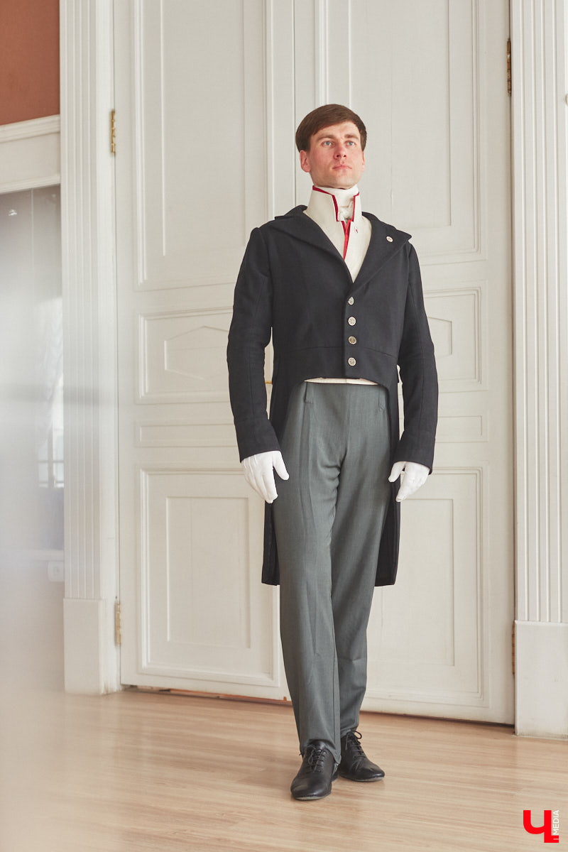 Недавний опрос показал, что многие россияне не прочь сесть в машину времени. Направления самые разные, и одно из самых популярных – 19 век. А ведь стать частью другой эпохи можно без применения технологий будущего. Достаточно заняться реконструкцией. Например, в минувший выходной был воссоздан бал, проходивший во Владимирской губернии около 200 лет назад. Подробности элитного собрания в фоторепортаже «Ключ-Медиа»!