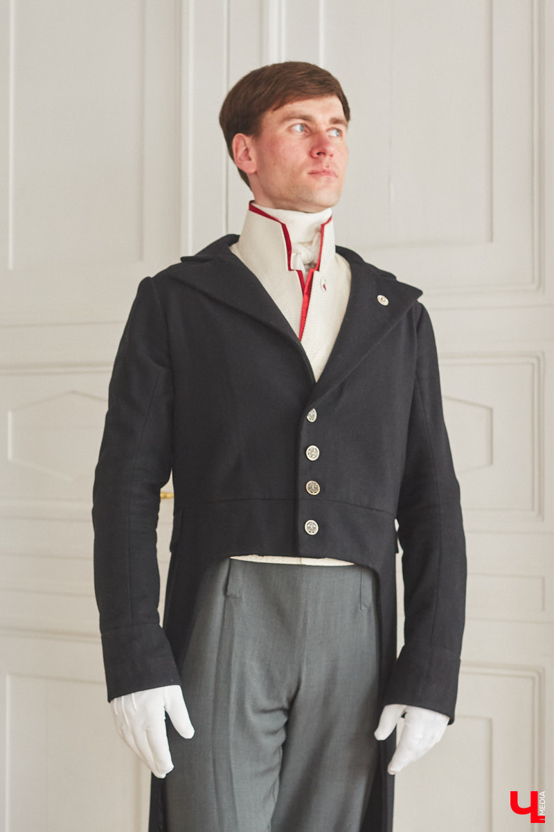 Недавний опрос показал, что многие россияне не прочь сесть в машину времени. Направления самые разные, и одно из самых популярных – 19 век. А ведь стать частью другой эпохи можно без применения технологий будущего. Достаточно заняться реконструкцией. Например, в минувший выходной был воссоздан бал, проходивший во Владимирской губернии около 200 лет назад. Подробности элитного собрания в фоторепортаже «Ключ-Медиа»!