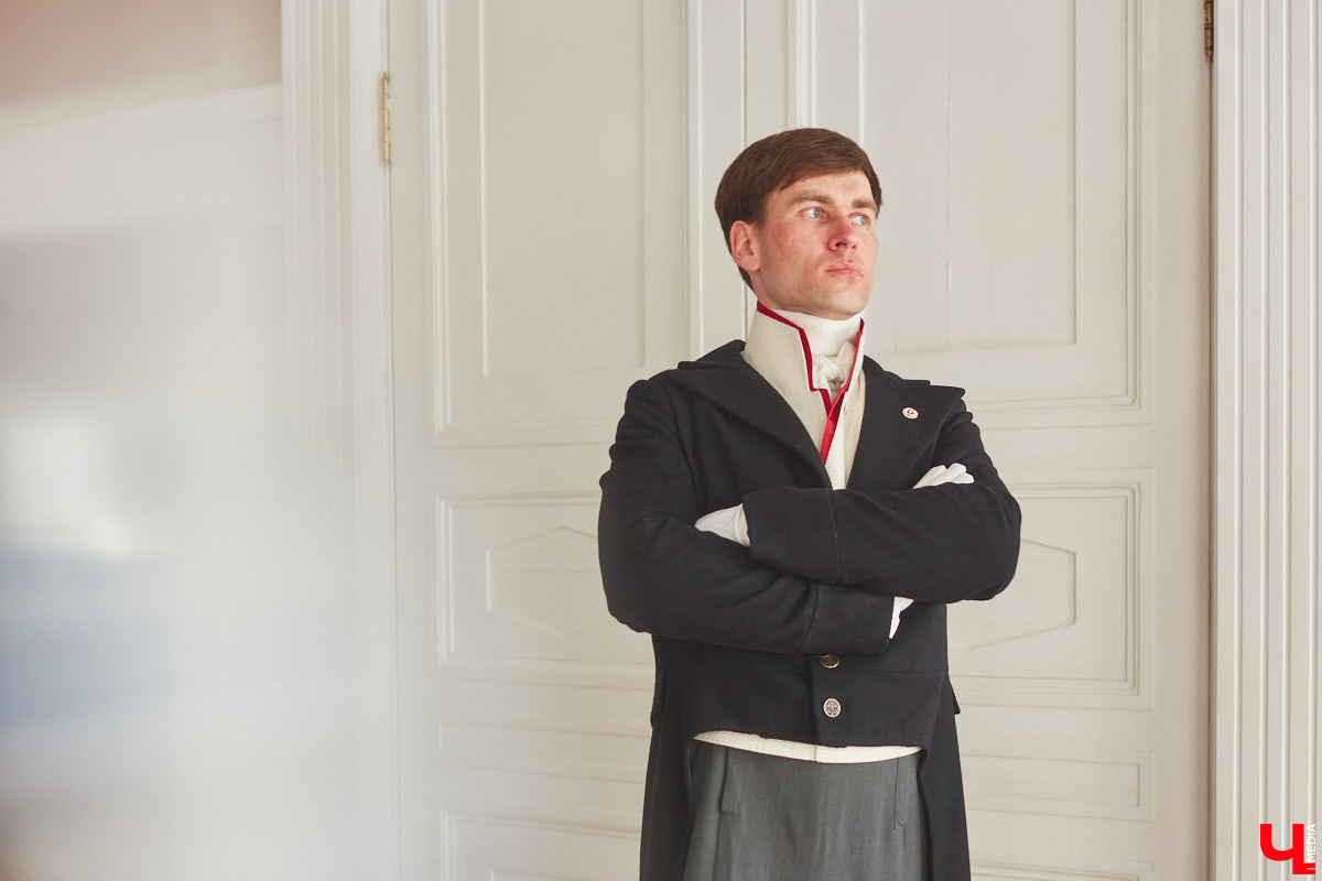 Недавний опрос показал, что многие россияне не прочь сесть в машину времени. Направления самые разные, и одно из самых популярных – 19 век. А ведь стать частью другой эпохи можно без применения технологий будущего. Достаточно заняться реконструкцией. Например, в минувший выходной был воссоздан бал, проходивший во Владимирской губернии около 200 лет назад. Подробности элитного собрания в фоторепортаже «Ключ-Медиа»!