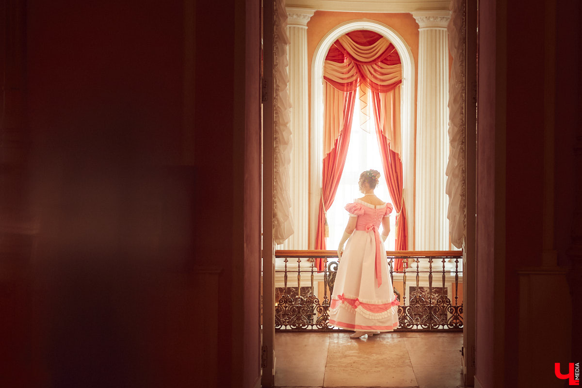 Недавний опрос показал, что многие россияне не прочь сесть в машину времени. Направления самые разные, и одно из самых популярных – 19 век. А ведь стать частью другой эпохи можно без применения технологий будущего. Достаточно заняться реконструкцией. Например, в минувший выходной был воссоздан бал, проходивший во Владимирской губернии около 200 лет назад. Подробности элитного собрания в фоторепортаже «Ключ-Медиа»!