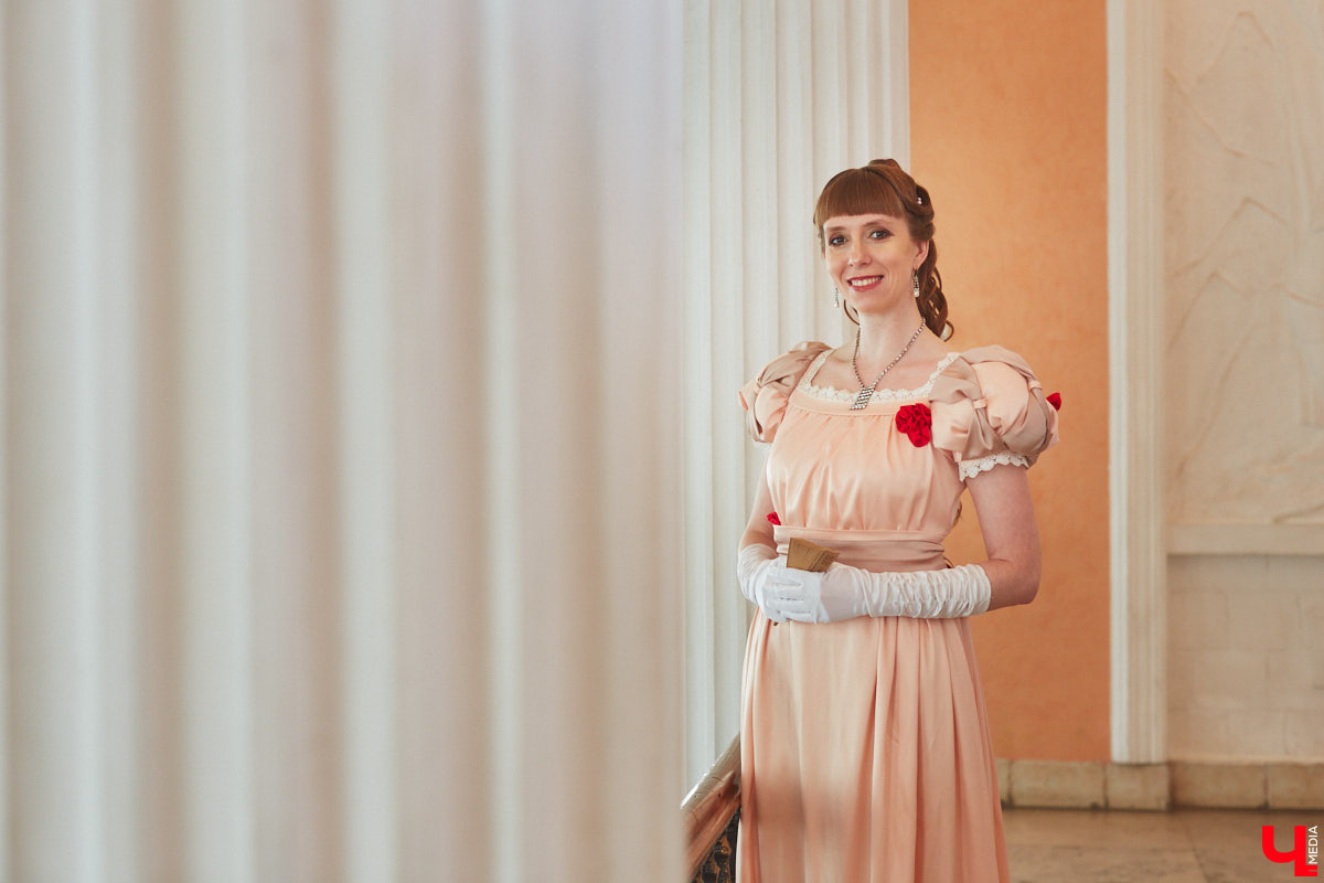 Недавний опрос показал, что многие россияне не прочь сесть в машину времени. Направления самые разные, и одно из самых популярных – 19 век. А ведь стать частью другой эпохи можно без применения технологий будущего. Достаточно заняться реконструкцией. Например, в минувший выходной был воссоздан бал, проходивший во Владимирской губернии около 200 лет назад. Подробности элитного собрания в фоторепортаже «Ключ-Медиа»!