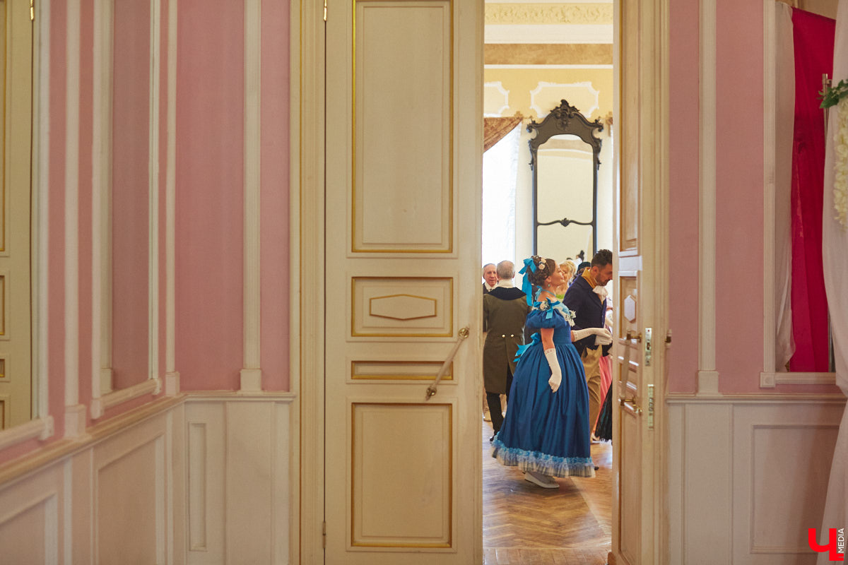 Недавний опрос показал, что многие россияне не прочь сесть в машину времени. Направления самые разные, и одно из самых популярных – 19 век. А ведь стать частью другой эпохи можно без применения технологий будущего. Достаточно заняться реконструкцией. Например, в минувший выходной был воссоздан бал, проходивший во Владимирской губернии около 200 лет назад. Подробности элитного собрания в фоторепортаже «Ключ-Медиа»!