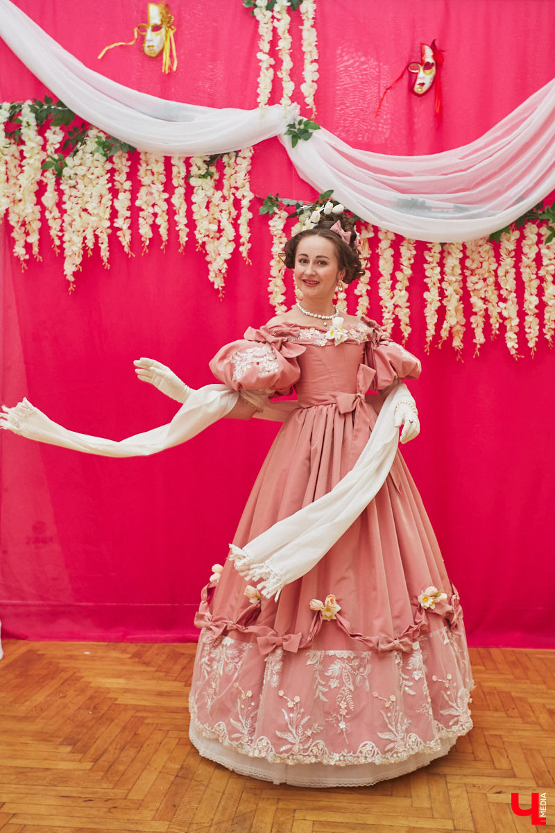 Недавний опрос показал, что многие россияне не прочь сесть в машину времени. Направления самые разные, и одно из самых популярных – 19 век. А ведь стать частью другой эпохи можно без применения технологий будущего. Достаточно заняться реконструкцией. Например, в минувший выходной был воссоздан бал, проходивший во Владимирской губернии около 200 лет назад. Подробности элитного собрания в фоторепортаже «Ключ-Медиа»!