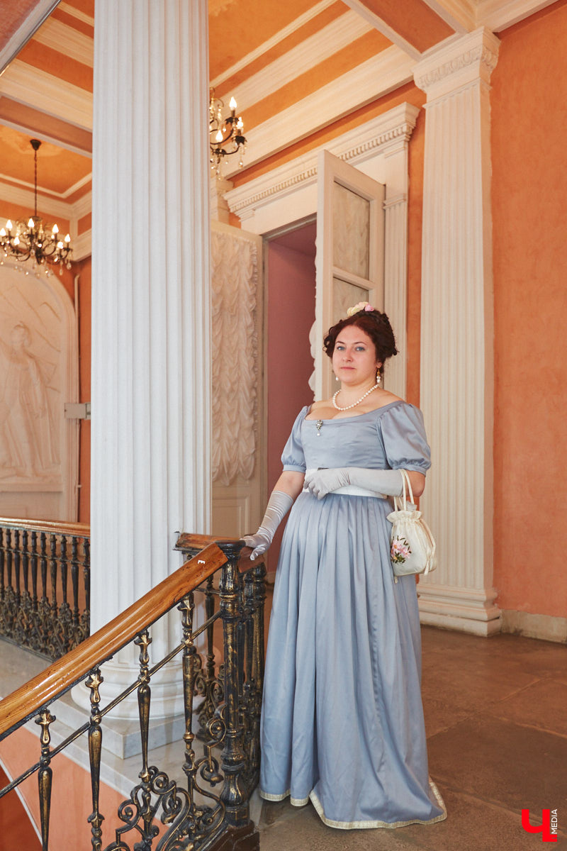 Недавний опрос показал, что многие россияне не прочь сесть в машину времени. Направления самые разные, и одно из самых популярных – 19 век. А ведь стать частью другой эпохи можно без применения технологий будущего. Достаточно заняться реконструкцией. Например, в минувший выходной был воссоздан бал, проходивший во Владимирской губернии около 200 лет назад. Подробности элитного собрания в фоторепортаже «Ключ-Медиа»!