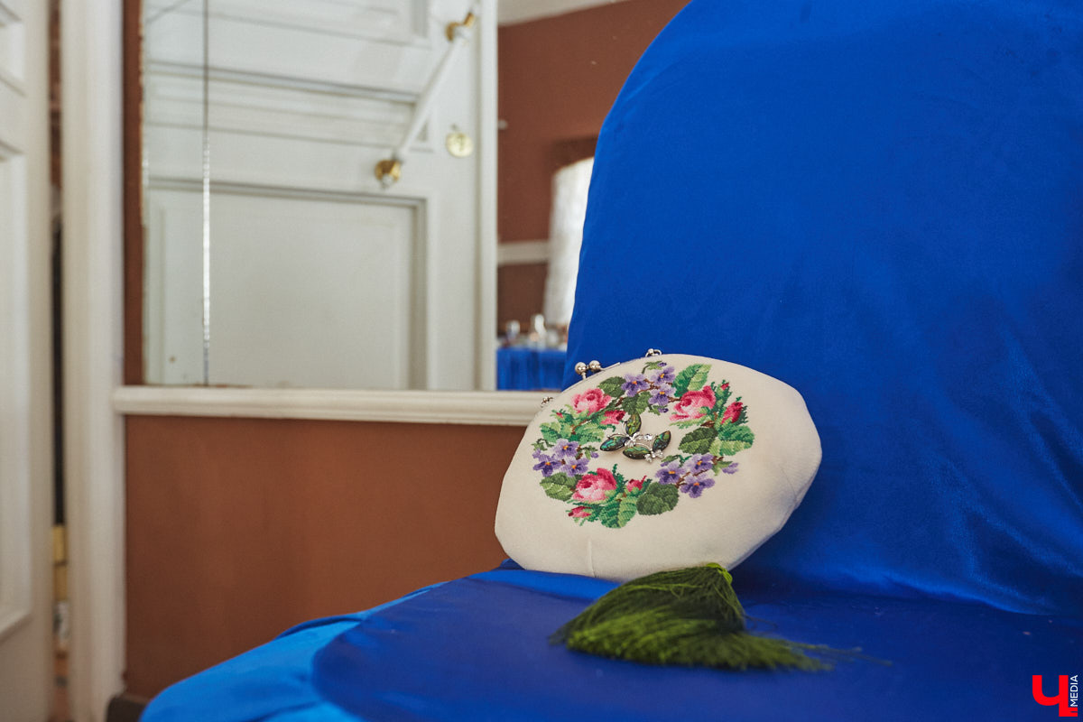 Недавний опрос показал, что многие россияне не прочь сесть в машину времени. Направления самые разные, и одно из самых популярных – 19 век. А ведь стать частью другой эпохи можно без применения технологий будущего. Достаточно заняться реконструкцией. Например, в минувший выходной был воссоздан бал, проходивший во Владимирской губернии около 200 лет назад. Подробности элитного собрания в фоторепортаже «Ключ-Медиа»!