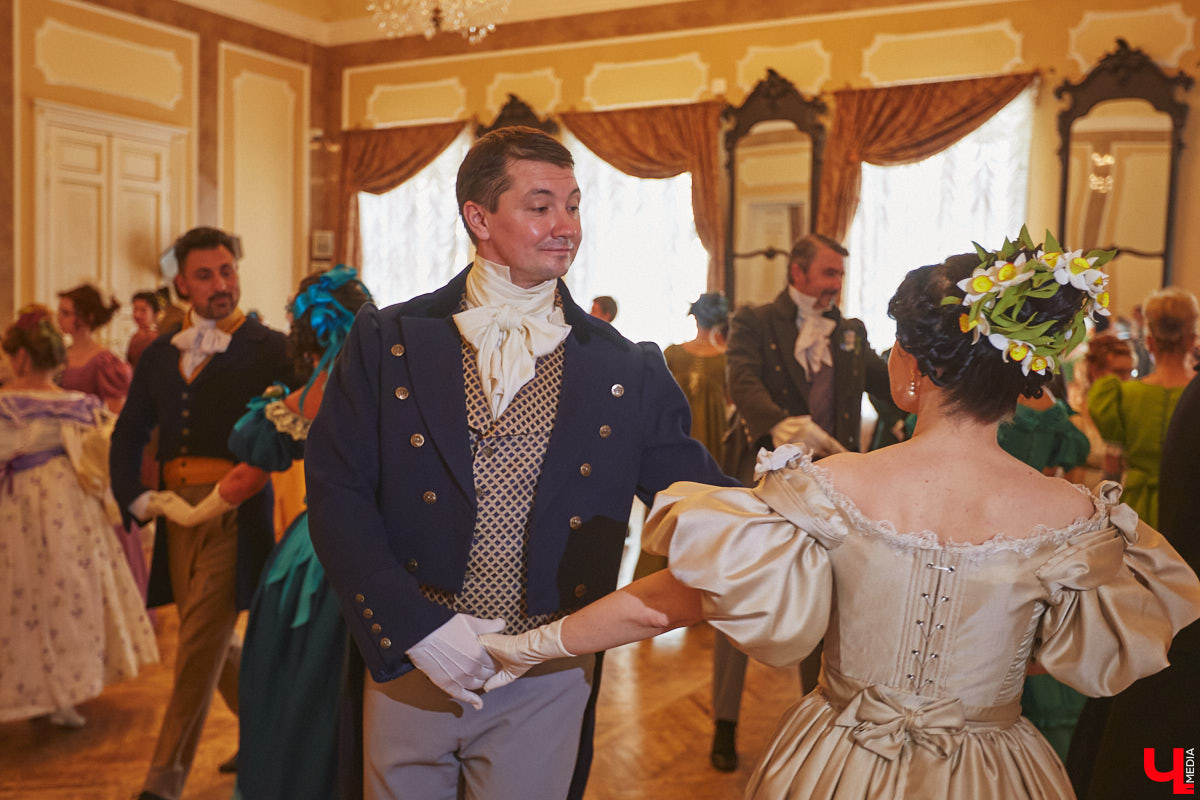 Недавний опрос показал, что многие россияне не прочь сесть в машину времени. Направления самые разные, и одно из самых популярных – 19 век. А ведь стать частью другой эпохи можно без применения технологий будущего. Достаточно заняться реконструкцией. Например, в минувший выходной был воссоздан бал, проходивший во Владимирской губернии около 200 лет назад. Подробности элитного собрания в фоторепортаже «Ключ-Медиа»!