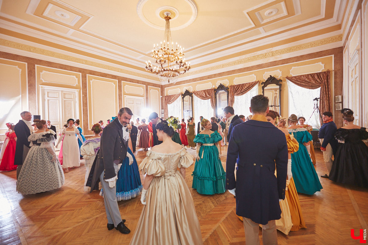 Недавний опрос показал, что многие россияне не прочь сесть в машину времени. Направления самые разные, и одно из самых популярных – 19 век. А ведь стать частью другой эпохи можно без применения технологий будущего. Достаточно заняться реконструкцией. Например, в минувший выходной был воссоздан бал, проходивший во Владимирской губернии около 200 лет назад. Подробности элитного собрания в фоторепортаже «Ключ-Медиа»!