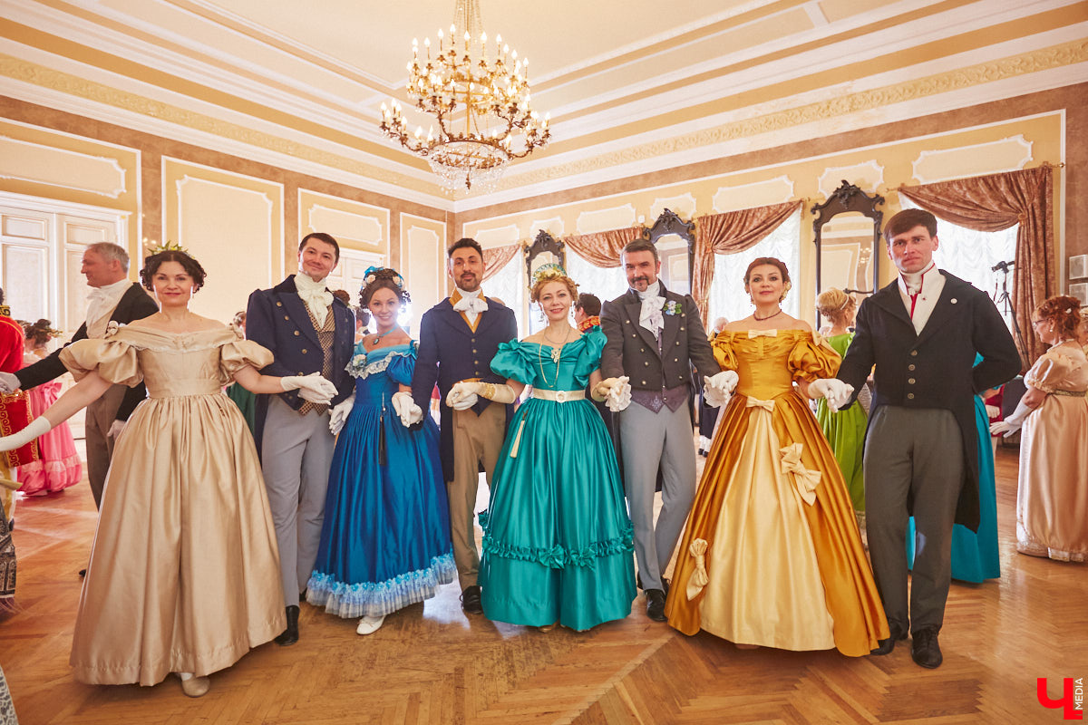 Недавний опрос показал, что многие россияне не прочь сесть в машину времени. Направления самые разные, и одно из самых популярных – 19 век. А ведь стать частью другой эпохи можно без применения технологий будущего. Достаточно заняться реконструкцией. Например, в минувший выходной был воссоздан бал, проходивший во Владимирской губернии около 200 лет назад. Подробности элитного собрания в фоторепортаже «Ключ-Медиа»!
