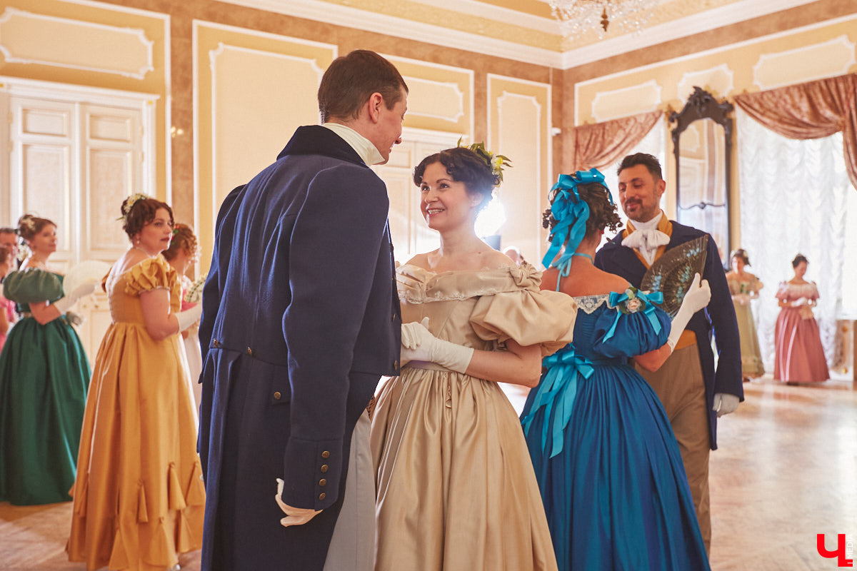 Недавний опрос показал, что многие россияне не прочь сесть в машину времени. Направления самые разные, и одно из самых популярных – 19 век. А ведь стать частью другой эпохи можно без применения технологий будущего. Достаточно заняться реконструкцией. Например, в минувший выходной был воссоздан бал, проходивший во Владимирской губернии около 200 лет назад. Подробности элитного собрания в фоторепортаже «Ключ-Медиа»!