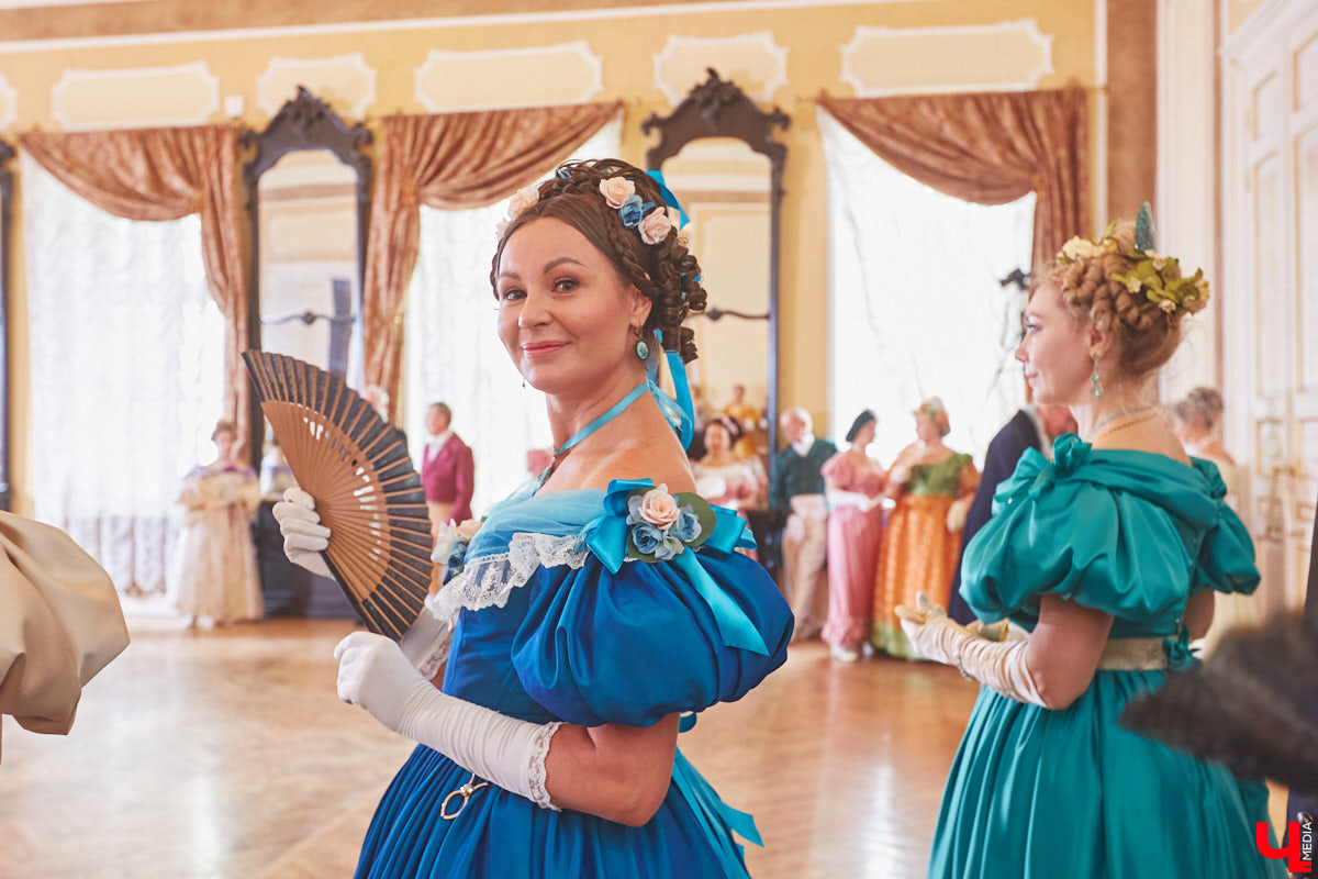 Недавний опрос показал, что многие россияне не прочь сесть в машину времени. Направления самые разные, и одно из самых популярных – 19 век. А ведь стать частью другой эпохи можно без применения технологий будущего. Достаточно заняться реконструкцией. Например, в минувший выходной был воссоздан бал, проходивший во Владимирской губернии около 200 лет назад. Подробности элитного собрания в фоторепортаже «Ключ-Медиа»!