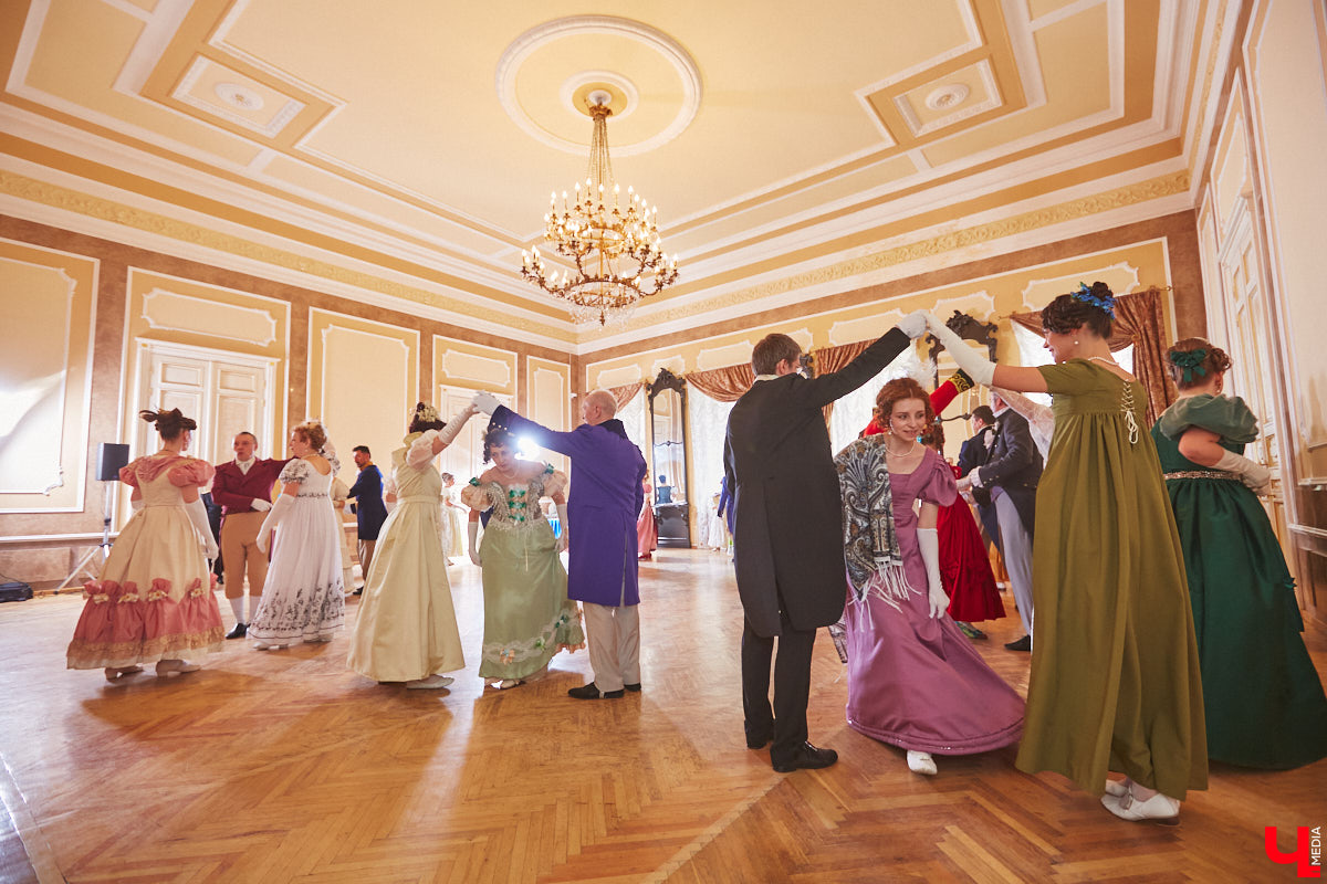 Недавний опрос показал, что многие россияне не прочь сесть в машину времени. Направления самые разные, и одно из самых популярных – 19 век. А ведь стать частью другой эпохи можно без применения технологий будущего. Достаточно заняться реконструкцией. Например, в минувший выходной был воссоздан бал, проходивший во Владимирской губернии около 200 лет назад. Подробности элитного собрания в фоторепортаже «Ключ-Медиа»!