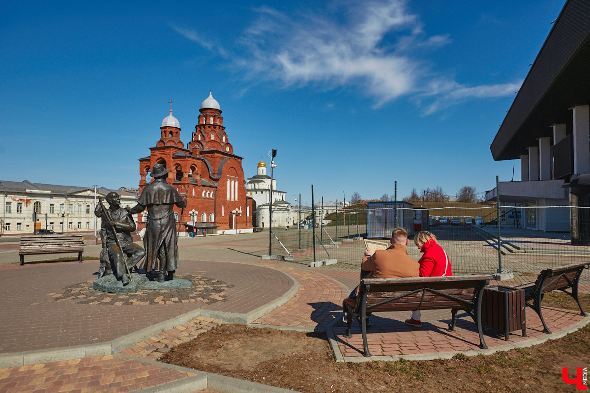 Признавайтесь, хоть раз съедали счастливый билетик, полученный в общественном транспорте? Павел Мишков из Владимира этим недолго промышлял, но потом перестал, иначе бы не собрал целую коллекцию. Сегодня под стеклом у него ровно 111 проездных талонов, в шестизначных номерах которых сумма первых трех цифр совпадает с суммой трех последних. И больше уже таких не будет, ведь в автобусах и троллейбусах теперь выдают кассовый чек об оплате. А это, согласитесь, уже не так интересно.