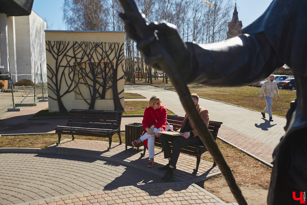 Признавайтесь, хоть раз съедали счастливый билетик, полученный в общественном транспорте? Павел Мишков из Владимира этим недолго промышлял, но потом перестал, иначе бы не собрал целую коллекцию. Сегодня под стеклом у него ровно 111 проездных талонов, в шестизначных номерах которых сумма первых трех цифр совпадает с суммой трех последних. И больше уже таких не будет, ведь в автобусах и троллейбусах теперь выдают кассовый чек об оплате. А это, согласитесь, уже не так интересно.