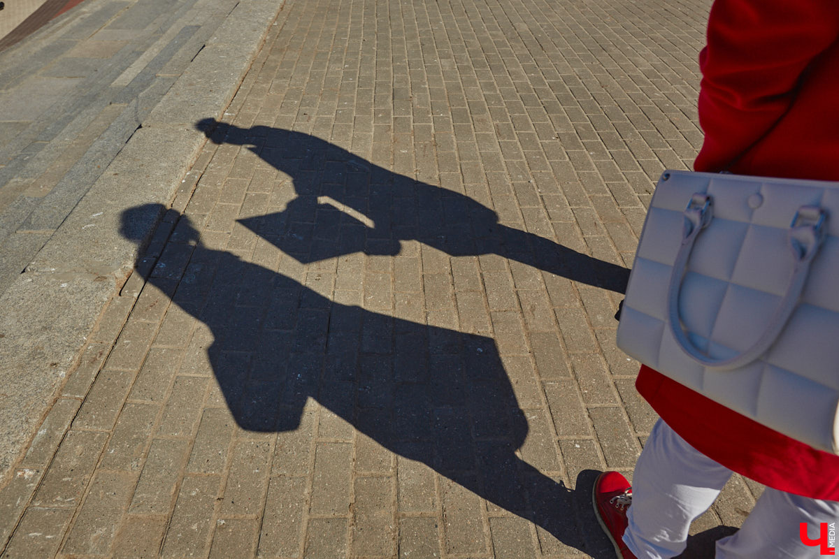 Признавайтесь, хоть раз съедали счастливый билетик, полученный в общественном транспорте? Павел Мишков из Владимира этим недолго промышлял, но потом перестал, иначе бы не собрал целую коллекцию. Сегодня под стеклом у него ровно 111 проездных талонов, в шестизначных номерах которых сумма первых трех цифр совпадает с суммой трех последних. И больше уже таких не будет, ведь в автобусах и троллейбусах теперь выдают кассовый чек об оплате. А это, согласитесь, уже не так интересно.