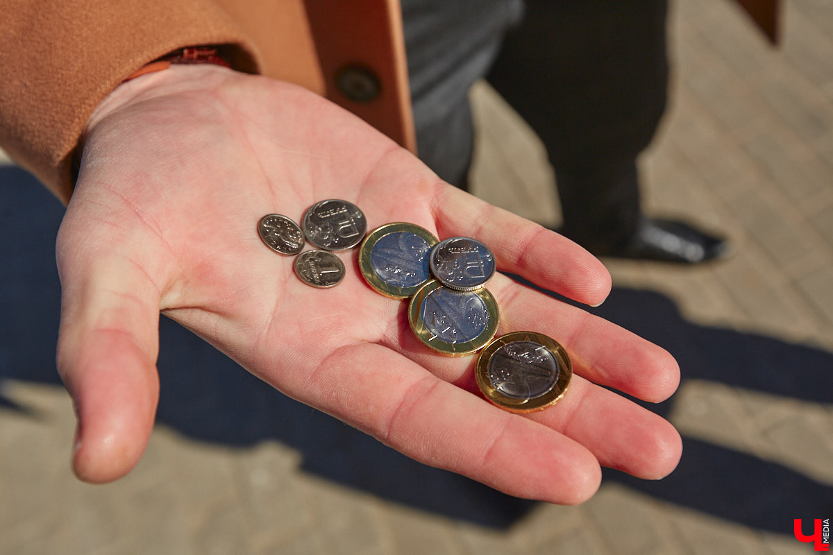 Признавайтесь, хоть раз съедали счастливый билетик, полученный в общественном транспорте? Павел Мишков из Владимира этим недолго промышлял, но потом перестал, иначе бы не собрал целую коллекцию. Сегодня под стеклом у него ровно 111 проездных талонов, в шестизначных номерах которых сумма первых трех цифр совпадает с суммой трех последних. И больше уже таких не будет, ведь в автобусах и троллейбусах теперь выдают кассовый чек об оплате. А это, согласитесь, уже не так интересно.