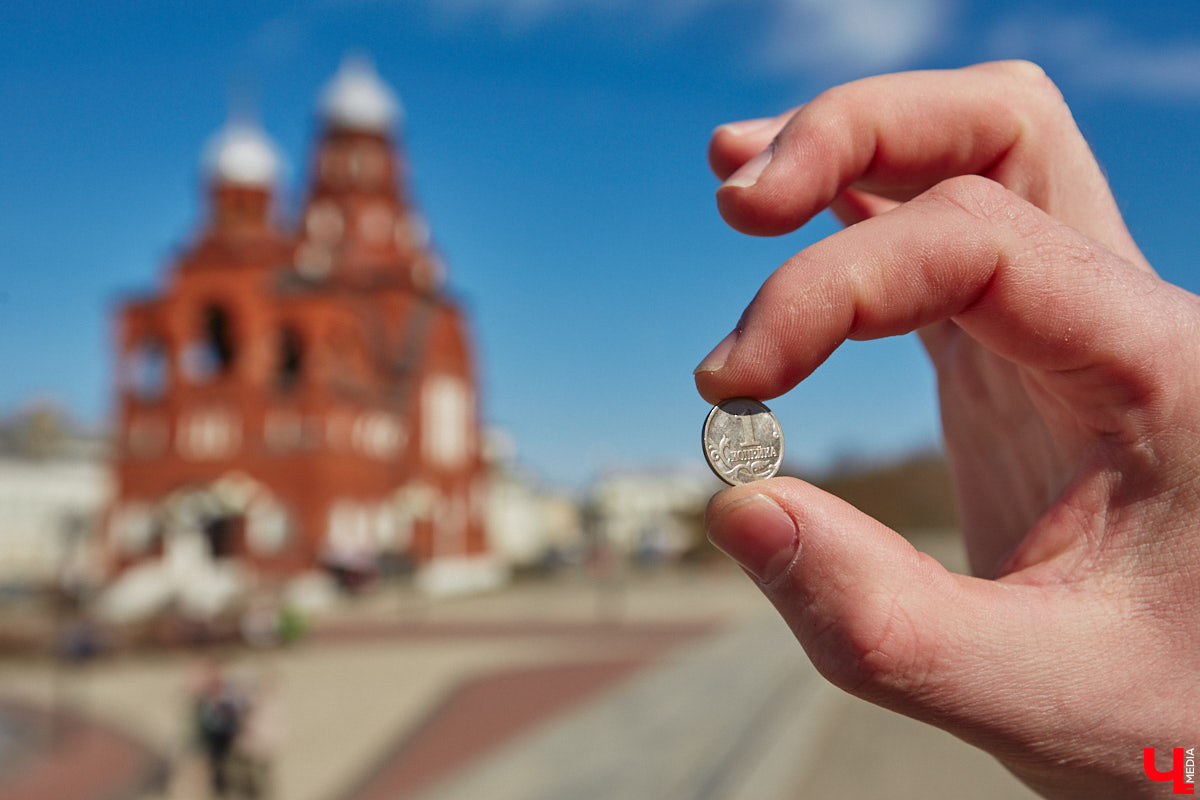 Признавайтесь, хоть раз съедали счастливый билетик, полученный в общественном транспорте? Павел Мишков из Владимира этим недолго промышлял, но потом перестал, иначе бы не собрал целую коллекцию. Сегодня под стеклом у него ровно 111 проездных талонов, в шестизначных номерах которых сумма первых трех цифр совпадает с суммой трех последних. И больше уже таких не будет, ведь в автобусах и троллейбусах теперь выдают кассовый чек об оплате. А это, согласитесь, уже не так интересно.