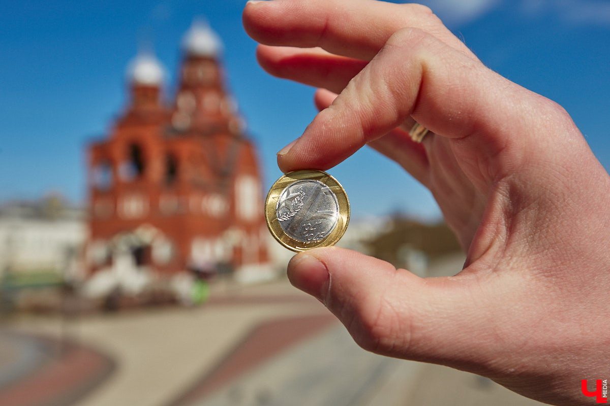 Признавайтесь, хоть раз съедали счастливый билетик, полученный в общественном транспорте? Павел Мишков из Владимира этим недолго промышлял, но потом перестал, иначе бы не собрал целую коллекцию. Сегодня под стеклом у него ровно 111 проездных талонов, в шестизначных номерах которых сумма первых трех цифр совпадает с суммой трех последних. И больше уже таких не будет, ведь в автобусах и троллейбусах теперь выдают кассовый чек об оплате. А это, согласитесь, уже не так интересно.