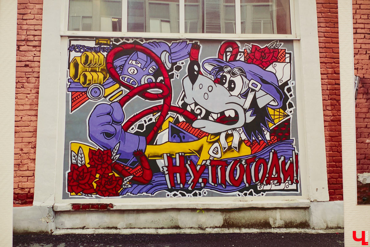 Этим летом художники снова укроют Владимир одеялом из ярких граффити: фестиваль уличного искусства «Загфест» возвращается! Но пока он не стартовал, можно уделить время уже выполненным работам, ставшим настоящим украшением областного центра. Муралы, огромные панно, стрит-арт шедевры — все их реально увидеть в одной локации, куда вход, кстати, свободный!