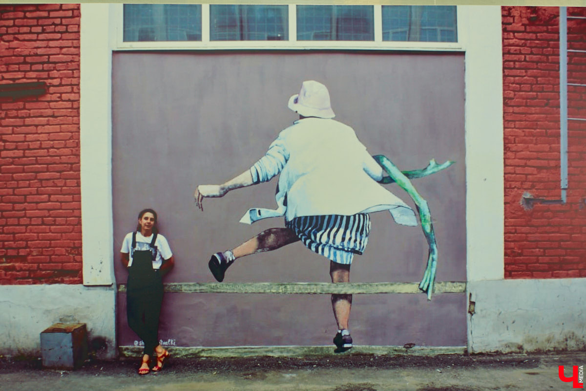 Этим летом художники снова укроют Владимир одеялом из ярких граффити: фестиваль уличного искусства «Загфест» возвращается! Но пока он не стартовал, можно уделить время уже выполненным работам, ставшим настоящим украшением областного центра. Муралы, огромные панно, стрит-арт шедевры — все их реально увидеть в одной локации, куда вход, кстати, свободный!