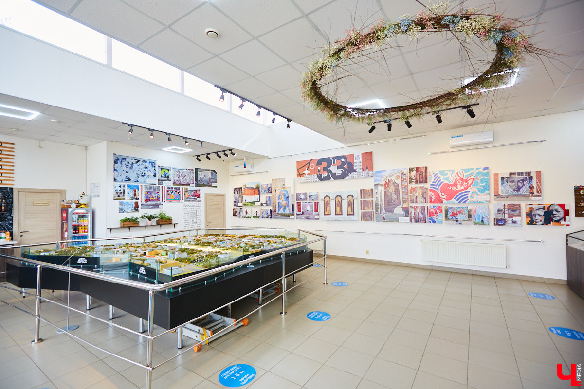 Этим летом художники снова укроют Владимир одеялом из ярких граффити: фестиваль уличного искусства «Загфест» возвращается! Но пока он не стартовал, можно уделить время уже выполненным работам, ставшим настоящим украшением областного центра. Муралы, огромные панно, стрит-арт шедевры — все их реально увидеть в одной локации, куда вход, кстати, свободный!