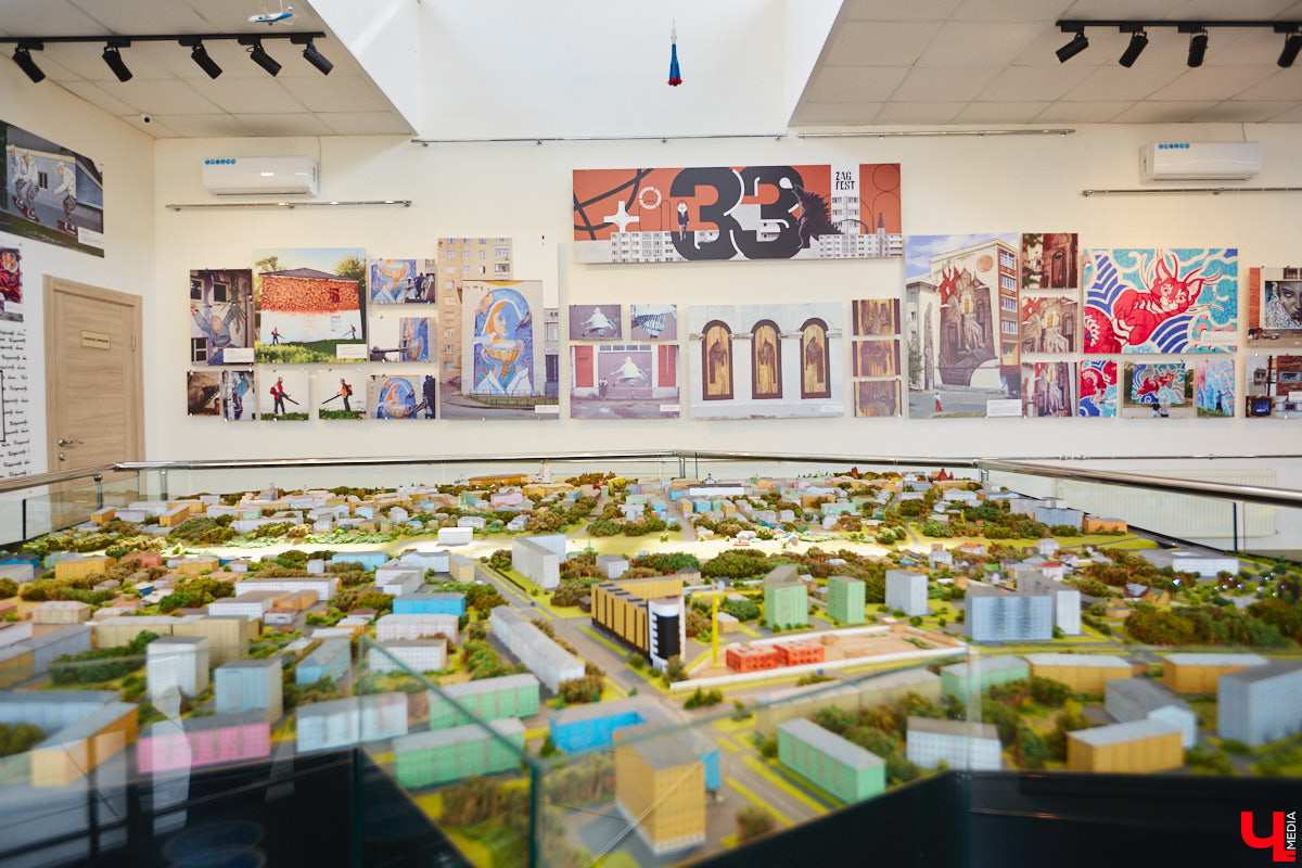 Этим летом художники снова укроют Владимир одеялом из ярких граффити: фестиваль уличного искусства «Загфест» возвращается! Но пока он не стартовал, можно уделить время уже выполненным работам, ставшим настоящим украшением областного центра. Муралы, огромные панно, стрит-арт шедевры — все их реально увидеть в одной локации, куда вход, кстати, свободный!