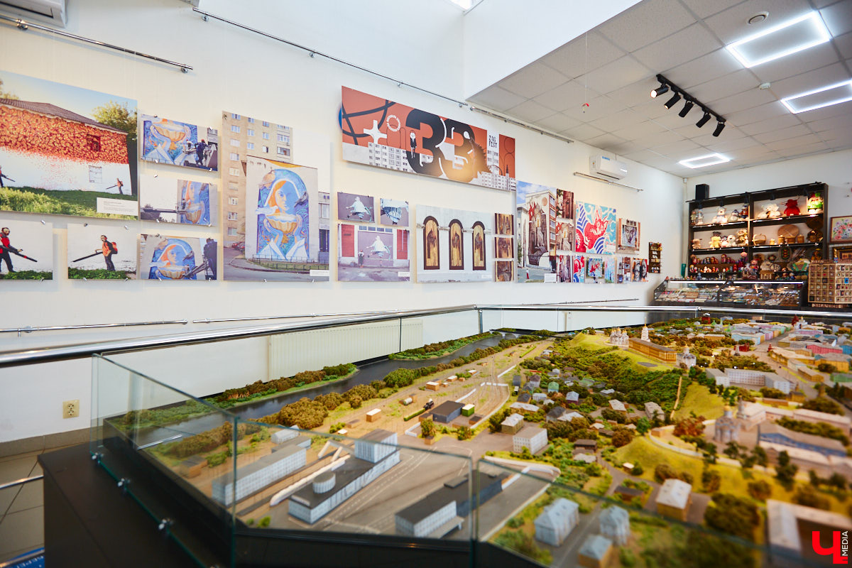 Этим летом художники снова укроют Владимир одеялом из ярких граффити: фестиваль уличного искусства «Загфест» возвращается! Но пока он не стартовал, можно уделить время уже выполненным работам, ставшим настоящим украшением областного центра. Муралы, огромные панно, стрит-арт шедевры — все их реально увидеть в одной локации, куда вход, кстати, свободный!