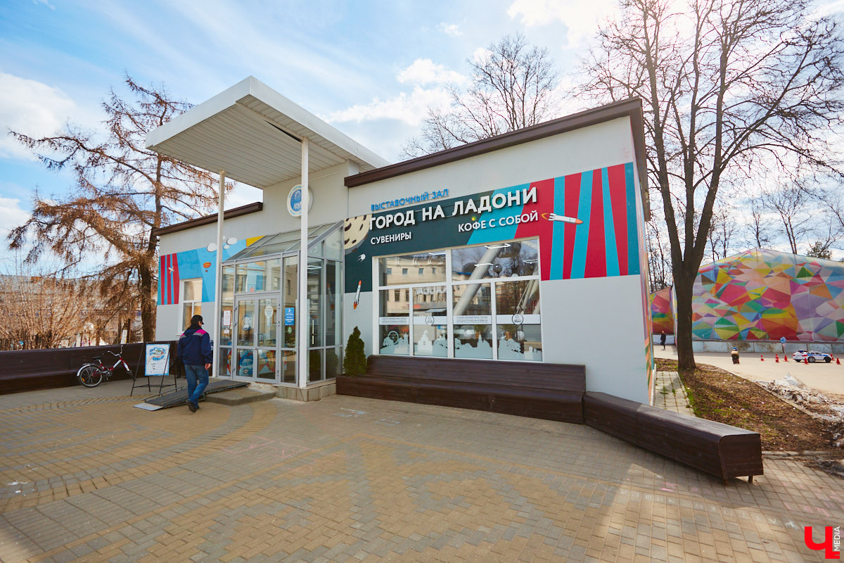 Этим летом художники снова укроют Владимир одеялом из ярких граффити: фестиваль уличного искусства «Загфест» возвращается! Но пока он не стартовал, можно уделить время уже выполненным работам, ставшим настоящим украшением областного центра. Муралы, огромные панно, стрит-арт шедевры — все их реально увидеть в одной локации, куда вход, кстати, свободный!