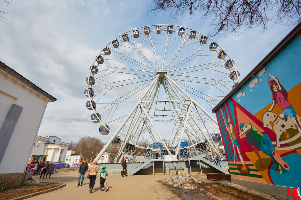 Этим летом художники снова укроют Владимир одеялом из ярких граффити: фестиваль уличного искусства «Загфест» возвращается! Но пока он не стартовал, можно уделить время уже выполненным работам, ставшим настоящим украшением областного центра. Муралы, огромные панно, стрит-арт шедевры — все их реально увидеть в одной локации, куда вход, кстати, свободный!