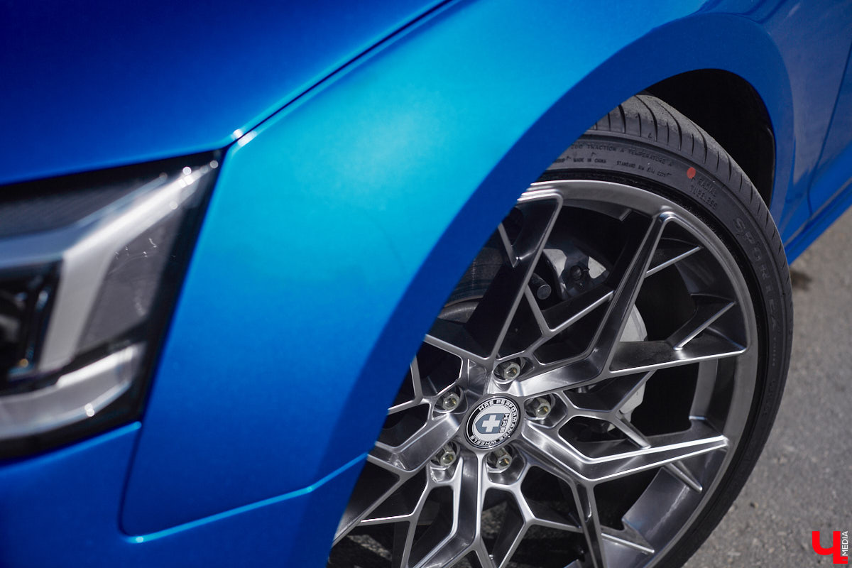 «Раньше на нем колесили по Калифорнии, теперь вот я буду кататься по нашим дорогам». Житель областного центра купил кабриолет за 3,5 миллиона рублей и при этом все равно решил доработать его внешний вид. После тюнинга у машины не только новый цвет, но и диски. Свой автомобиль после апгрейда Юрий первым делом продемонстрировал нашему изданию, так что приглашаем к совместному просмотру!