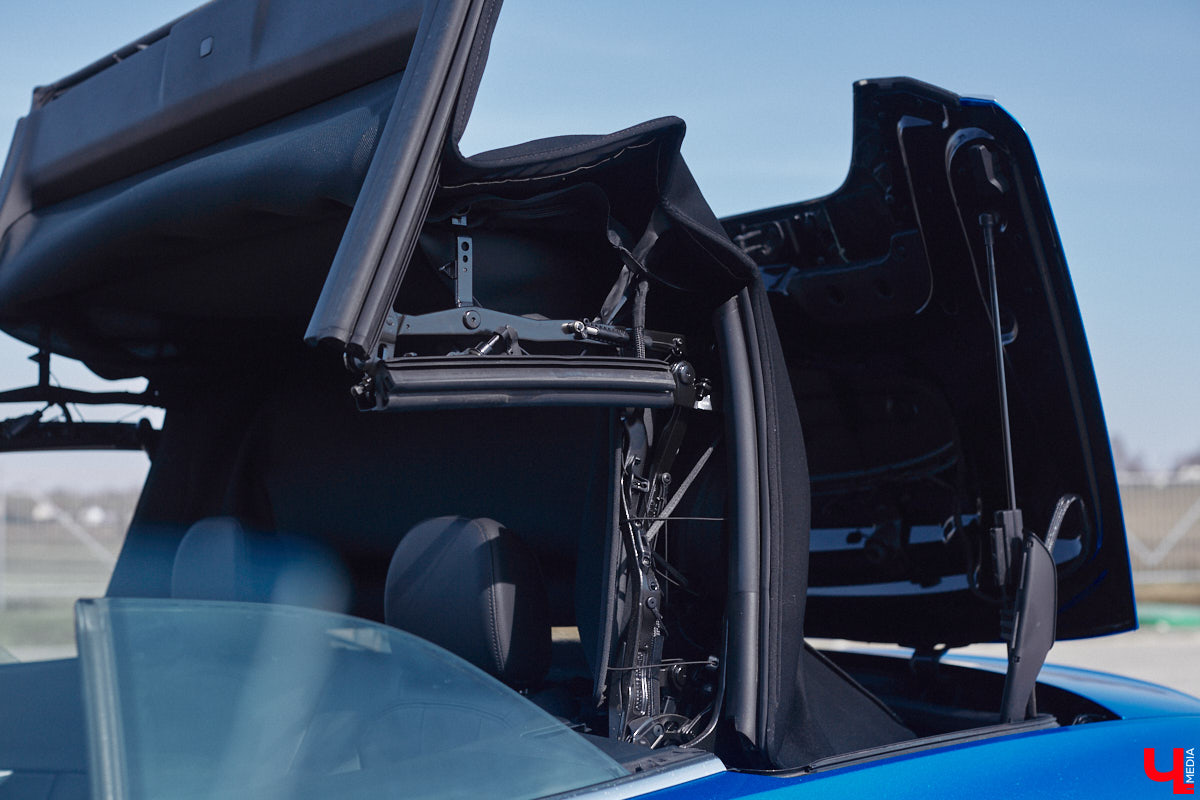 «Раньше на нем колесили по Калифорнии, теперь вот я буду кататься по нашим дорогам». Житель областного центра купил кабриолет за 3,5 миллиона рублей и при этом все равно решил доработать его внешний вид. После тюнинга у машины не только новый цвет, но и диски. Свой автомобиль после апгрейда Юрий первым делом продемонстрировал нашему изданию, так что приглашаем к совместному просмотру!