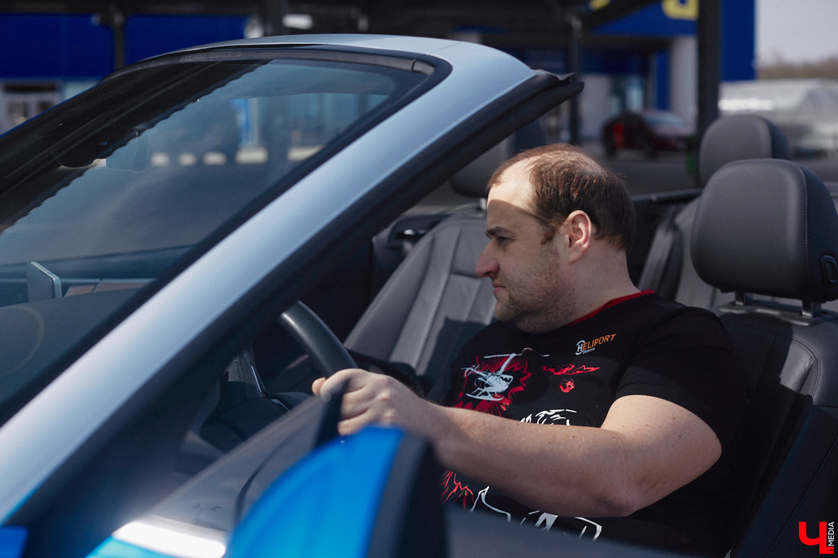 «Раньше на нем колесили по Калифорнии, теперь вот я буду кататься по нашим дорогам». Житель областного центра купил кабриолет за 3,5 миллиона рублей и при этом все равно решил доработать его внешний вид. После тюнинга у машины не только новый цвет, но и диски. Свой автомобиль после апгрейда Юрий первым делом продемонстрировал нашему изданию, так что приглашаем к совместному просмотру!