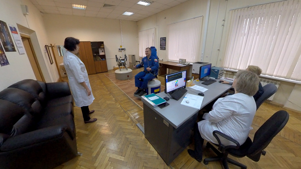 Владимирский планетарий накануне Дня космонавтики открыл свои двери для всех желающих. В этом году горожан ждал сюрприз. Они попали на премьеру VR-фильма «Космонавт». Зрители надевали VR-шлемы и отправлялись в большое космическое путешествие по просторам Солнечной системы, заглядывали на космодром Байконур и наблюдали, как готовят будущих покорителей Вселенной в Центре подготовки космонавтов имени Ю. А. Гагарина.