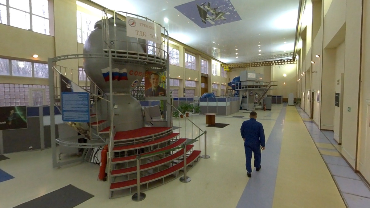 Владимирский планетарий накануне Дня космонавтики открыл свои двери для всех желающих. В этом году горожан ждал сюрприз. Они попали на премьеру VR-фильма «Космонавт». Зрители надевали VR-шлемы и отправлялись в большое космическое путешествие по просторам Солнечной системы, заглядывали на космодром Байконур и наблюдали, как готовят будущих покорителей Вселенной в Центре подготовки космонавтов имени Ю. А. Гагарина.