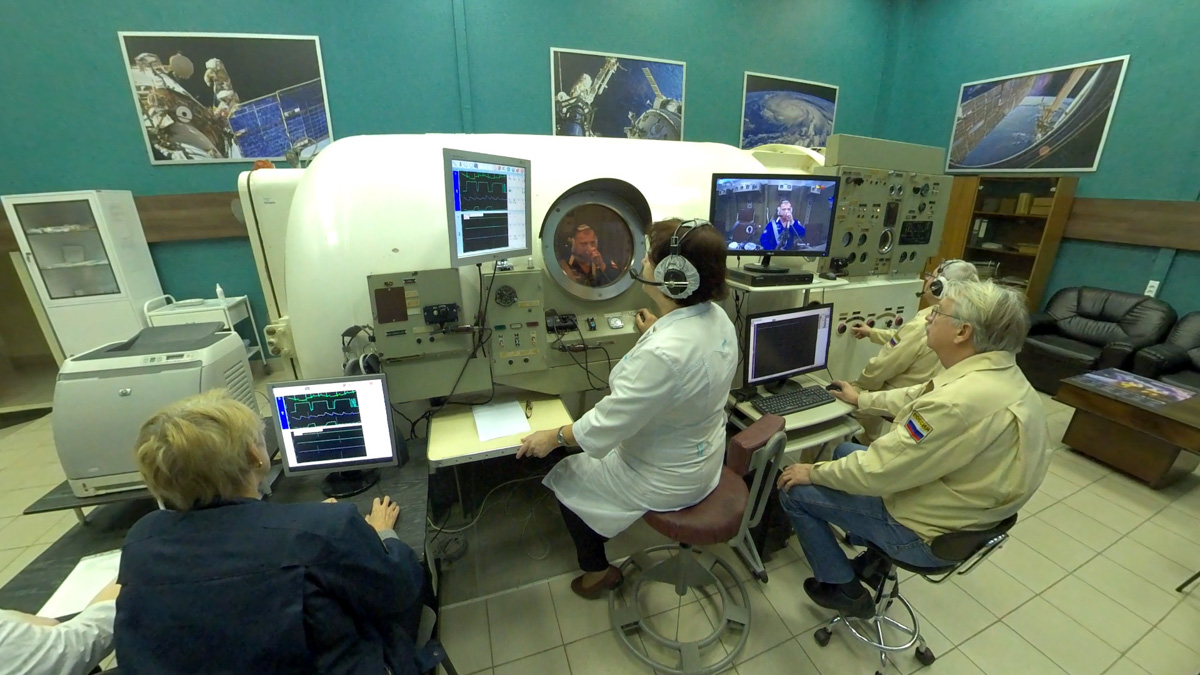 Владимирский планетарий накануне Дня космонавтики открыл свои двери для всех желающих. В этом году горожан ждал сюрприз. Они попали на премьеру VR-фильма «Космонавт». Зрители надевали VR-шлемы и отправлялись в большое космическое путешествие по просторам Солнечной системы, заглядывали на космодром Байконур и наблюдали, как готовят будущих покорителей Вселенной в Центре подготовки космонавтов имени Ю. А. Гагарина.