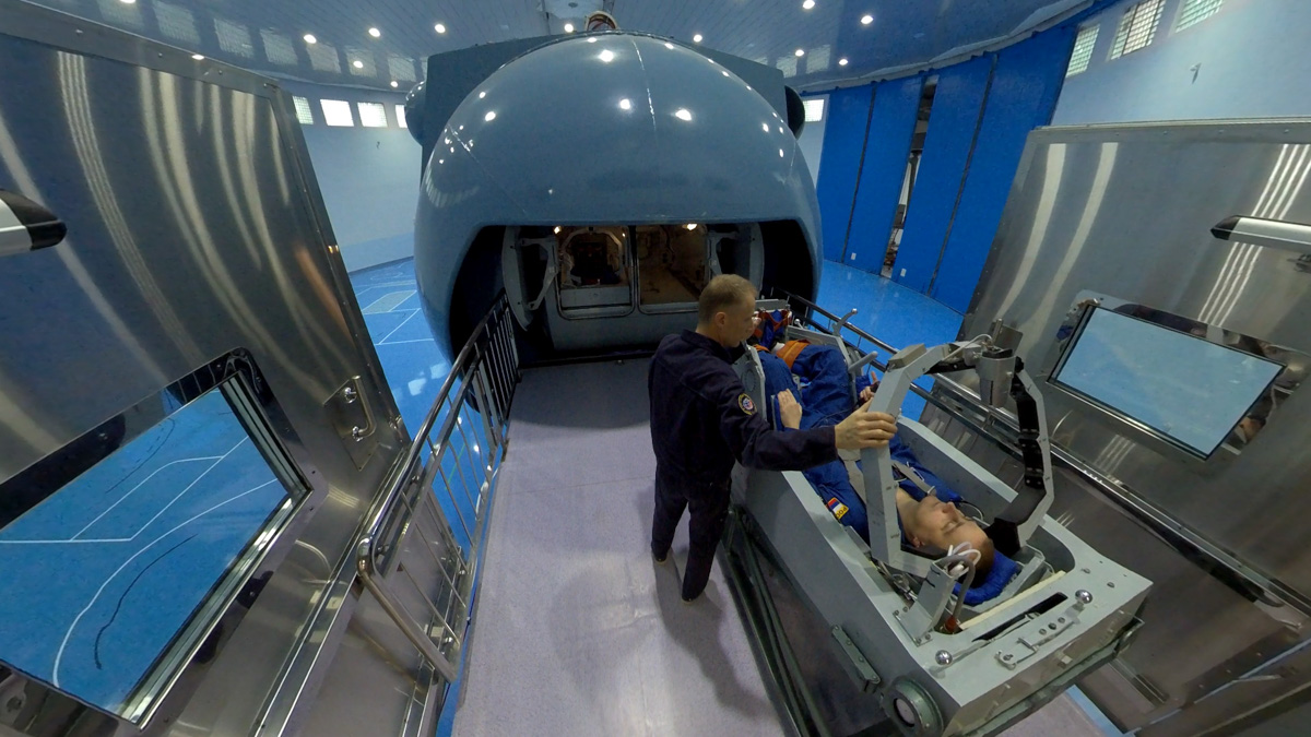 Владимирский планетарий накануне Дня космонавтики открыл свои двери для всех желающих. В этом году горожан ждал сюрприз. Они попали на премьеру VR-фильма «Космонавт». Зрители надевали VR-шлемы и отправлялись в большое космическое путешествие по просторам Солнечной системы, заглядывали на космодром Байконур и наблюдали, как готовят будущих покорителей Вселенной в Центре подготовки космонавтов имени Ю. А. Гагарина.