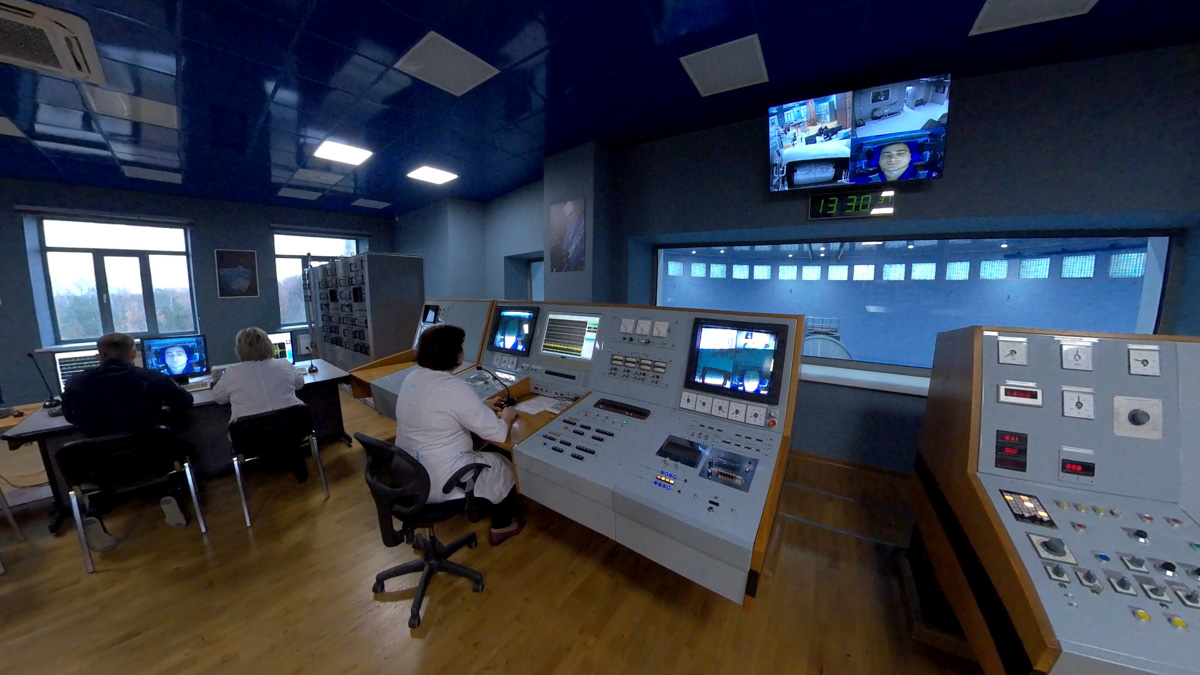 Владимирский планетарий накануне Дня космонавтики открыл свои двери для всех желающих. В этом году горожан ждал сюрприз. Они попали на премьеру VR-фильма «Космонавт». Зрители надевали VR-шлемы и отправлялись в большое космическое путешествие по просторам Солнечной системы, заглядывали на космодром Байконур и наблюдали, как готовят будущих покорителей Вселенной в Центре подготовки космонавтов имени Ю. А. Гагарина.