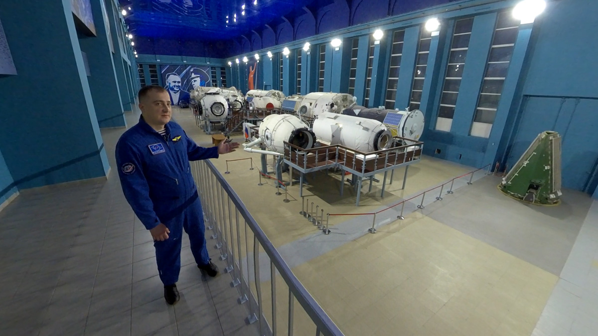 Владимирский планетарий накануне Дня космонавтики открыл свои двери для всех желающих. В этом году горожан ждал сюрприз. Они попали на премьеру VR-фильма «Космонавт». Зрители надевали VR-шлемы и отправлялись в большое космическое путешествие по просторам Солнечной системы, заглядывали на космодром Байконур и наблюдали, как готовят будущих покорителей Вселенной в Центре подготовки космонавтов имени Ю. А. Гагарина.