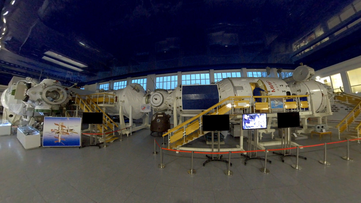 Владимирский планетарий накануне Дня космонавтики открыл свои двери для всех желающих. В этом году горожан ждал сюрприз. Они попали на премьеру VR-фильма «Космонавт». Зрители надевали VR-шлемы и отправлялись в большое космическое путешествие по просторам Солнечной системы, заглядывали на космодром Байконур и наблюдали, как готовят будущих покорителей Вселенной в Центре подготовки космонавтов имени Ю. А. Гагарина.