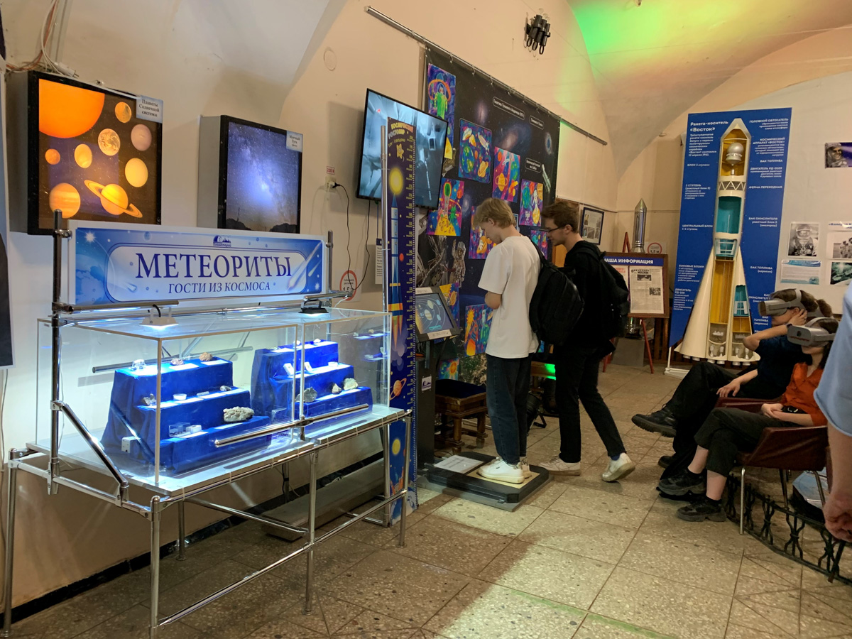 Владимирский планетарий накануне Дня космонавтики открыл свои двери для всех желающих. В этом году горожан ждал сюрприз. Они попали на премьеру VR-фильма «Космонавт». Зрители надевали VR-шлемы и отправлялись в большое космическое путешествие по просторам Солнечной системы, заглядывали на космодром Байконур и наблюдали, как готовят будущих покорителей Вселенной в Центре подготовки космонавтов имени Ю. А. Гагарина.